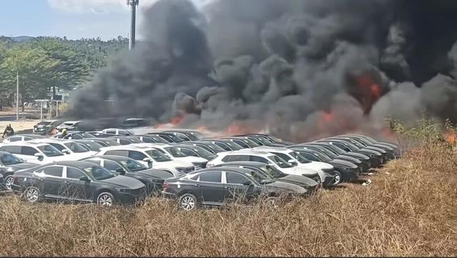 三亚机场外围发生大火	，不少车辆被烧！3年前同一天，该位置也曾起火