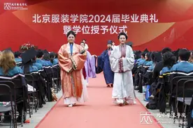 毕业典礼上演华服秀、大使喜提小学生蔬菜包……|一周校园新鲜事图片