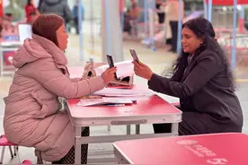 印度求职者应聘外贸跟单员 义乌镇街招聘会现场开了国际专区图片