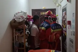 家长求助消防破门“营救”女孩，门开后发现女孩仍在呼呼大睡图片