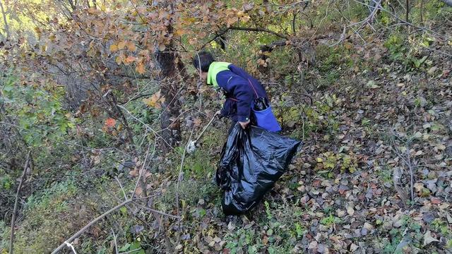 香山有支“园林美容师”队伍，每天背2吨垃圾下山