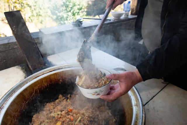 何处红叶醉人眼？何物最暖游子心？