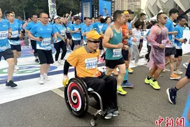 青海西宁首届大型马拉松赛鸣枪开跑图片