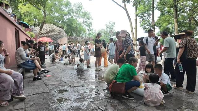 4500 斤冰块 “空降” 乐山大佛景区！还有冷风机+大风扇+冰袋……游客狂赞：贴心到心坎！