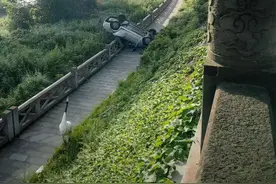 轿车撞破护栏坠落河堤后倒扣，四川广汉警方：事故情况正调查图片