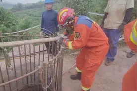 工人跌入10米深井 消防紧急救援图片