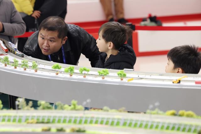 讲述中国火车的历史与荣光，在上海，“火车迷”大饱眼福！