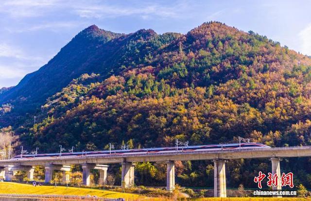 湖北兴山：高铁绘“彩练” 斑斓入画屏