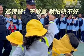 暖心！巡特警凭演技让萌娃开心到飞起图片