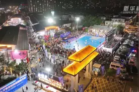安徽滁州：街头篮球赛为小城夏夜增添活力图片