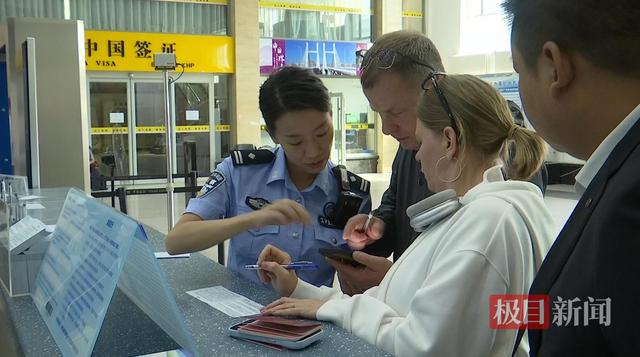 对俄免签首日实探边城珲春：持护照填卡“丝滑入境”，边检专配俄语翻译，数十辆大巴往返口岸和市区