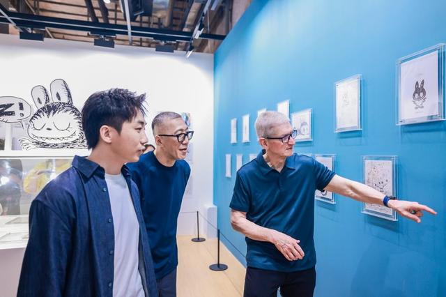 苹果CEO库克这趟中国行，为什么最先去LABUBU展“充电”？