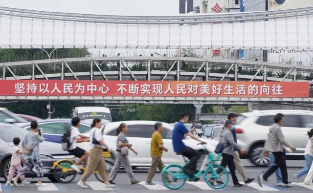 北京将升挂国旗红旗23万面！长安街景观，又上新了→