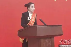 社区“女管家”崔秀楠：早看窗帘晚看灯 时刻关注老职工生活状况图片
