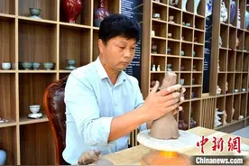 草原“陶人”闫强：用泥塑讲述“神舟家园”的故事图片