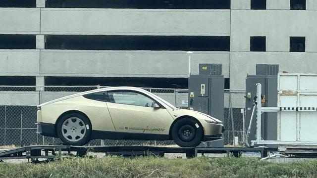 马斯克剧透特斯拉四款AI芯片，无人出租拿掉方向盘明年量产，即将国内首秀