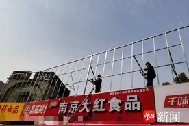 商铺楼顶搭违建钢广告架，南京建邺城管依法查处图片