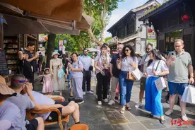 旺季一天1000元起步！看中小语种“回报率高”，导游千元报班+找留学生“搭子”图片