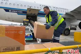 吉林延吉机场打通国际邮件双向运输通道图片