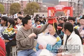 十八而志正青春 踔厉奋发向未来 千岛湖中等职业学校举办2024年高三学生成人礼活动图片