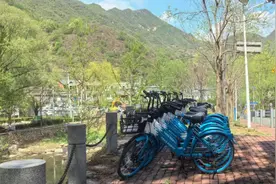 解决村民出行“最后一公里”，怀柔雁栖镇神堂峪村投放共享单车图片