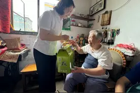传递夏日温情，他们为松江独居老人用水安全保驾护航图片