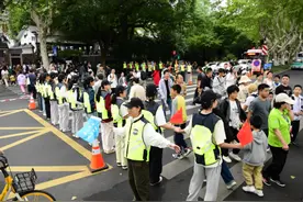 国庆假期西湖断桥“最美人墙”火上热搜了图片
