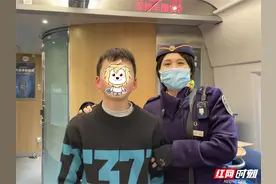 男孩独自坐火车，手机没电了！这时列车员出手了图片