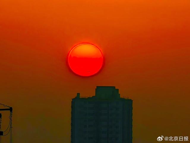 绝美夕阳！北京玉渊潭公园现“金光穿洞”