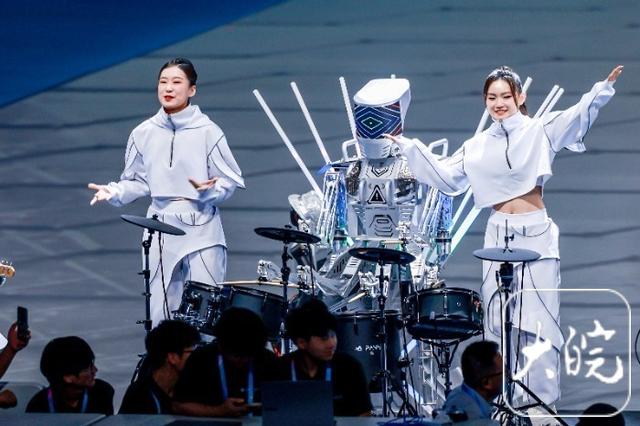 2025世界人形机器人运动会启幕 合肥磐石机器人乐队亮相开幕式