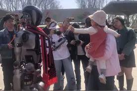人形机器人在世纪公园“上班”了！能回答游客问题，还能和无人机一起，组成“天地”巡逻CP图片
