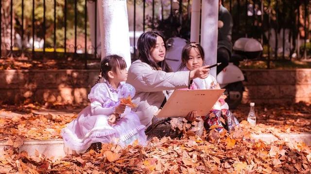 砚山枫叶街：“落叶缓扫”绘就冬日童话 网红街区引八方游客打卡