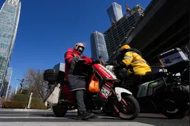 京东美团“外卖大战”，要在合法合规下合理竞争 | 新京报快评图片