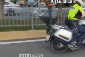 “请把头盔戴上！”武昌交警小姐姐校园周边“喊话”，护佑接送安全图片