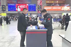 安检仪视角！行李箱里带了啥，车站安检员咋看出来的？图片