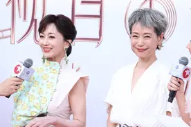 叶童开通微博首先关注赵雅芝，网友：许仙真的很爱白娘子图片