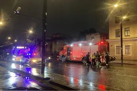 短时降雨集中窨井盖“跳”离路面 消防到场排除险情图片