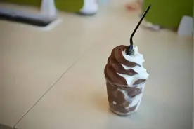 为什么有时候明明不饿，却总想吃点“垃圾食品”？图片