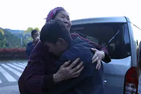 只一眼，他就认出了20年未见的妈妈图片