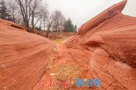 雨后红石美景别样绮丽图片