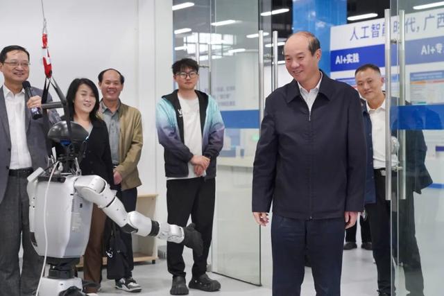 黄伟京在南宁调研人工智能发展情况