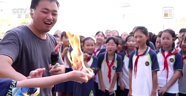 辉光球、火焰掌……多彩科普活动点亮青少年科学梦想