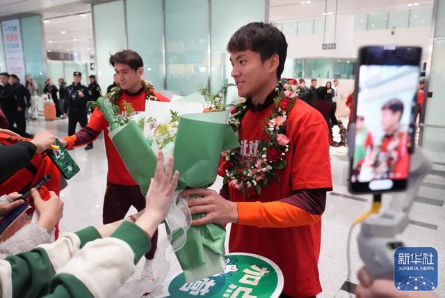 U23国足抵达北京，大批球迷到机场迎接