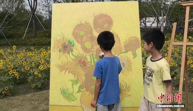 上海举行世博花艺生活节 花海、艺术与烟火集市令人流连