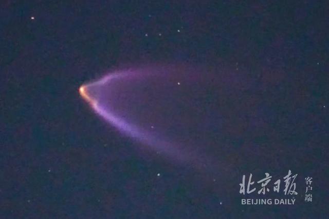 神舟二十一号飞船过境北京！掠月而过，多图直击