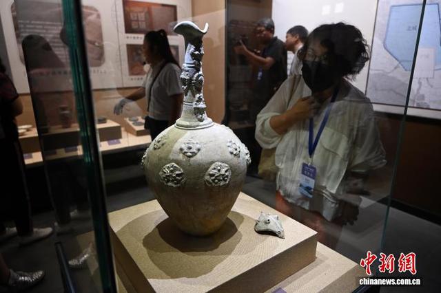 游客参观和林格尔土城子遗址公园