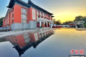 北京人民剧场20年后“迎来戏中人，又见座上客”图片