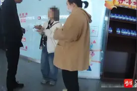 收到好心提醒后她竟将错就错，拿走别人正在充电的手机图片