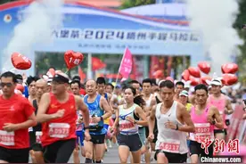 2万跑友齐聚广西梧州 竞逐半程马拉松图片