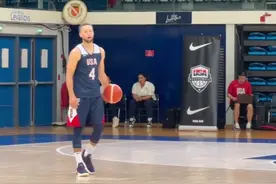 梦幻联动！美国乒乓球队观看美国男篮训练 与库里、哈利伯顿合影图片